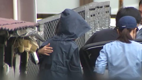 送検される岩崎明子容疑者（17日）