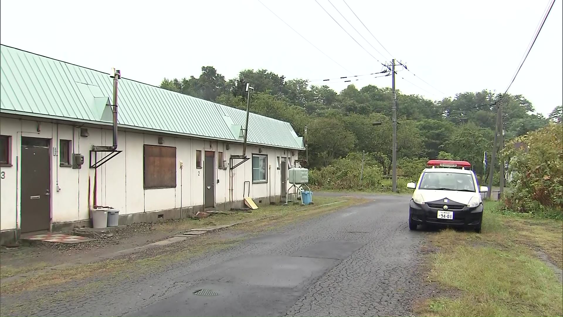 住宅の前では警察が警戒