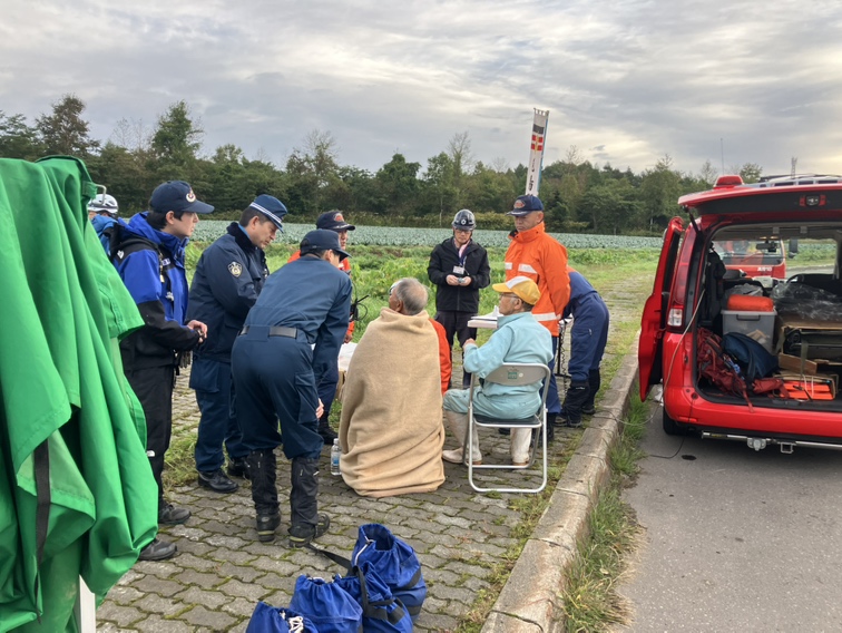 警察や消防の事情聴取を受ける男性（毛布を羽織っている人）