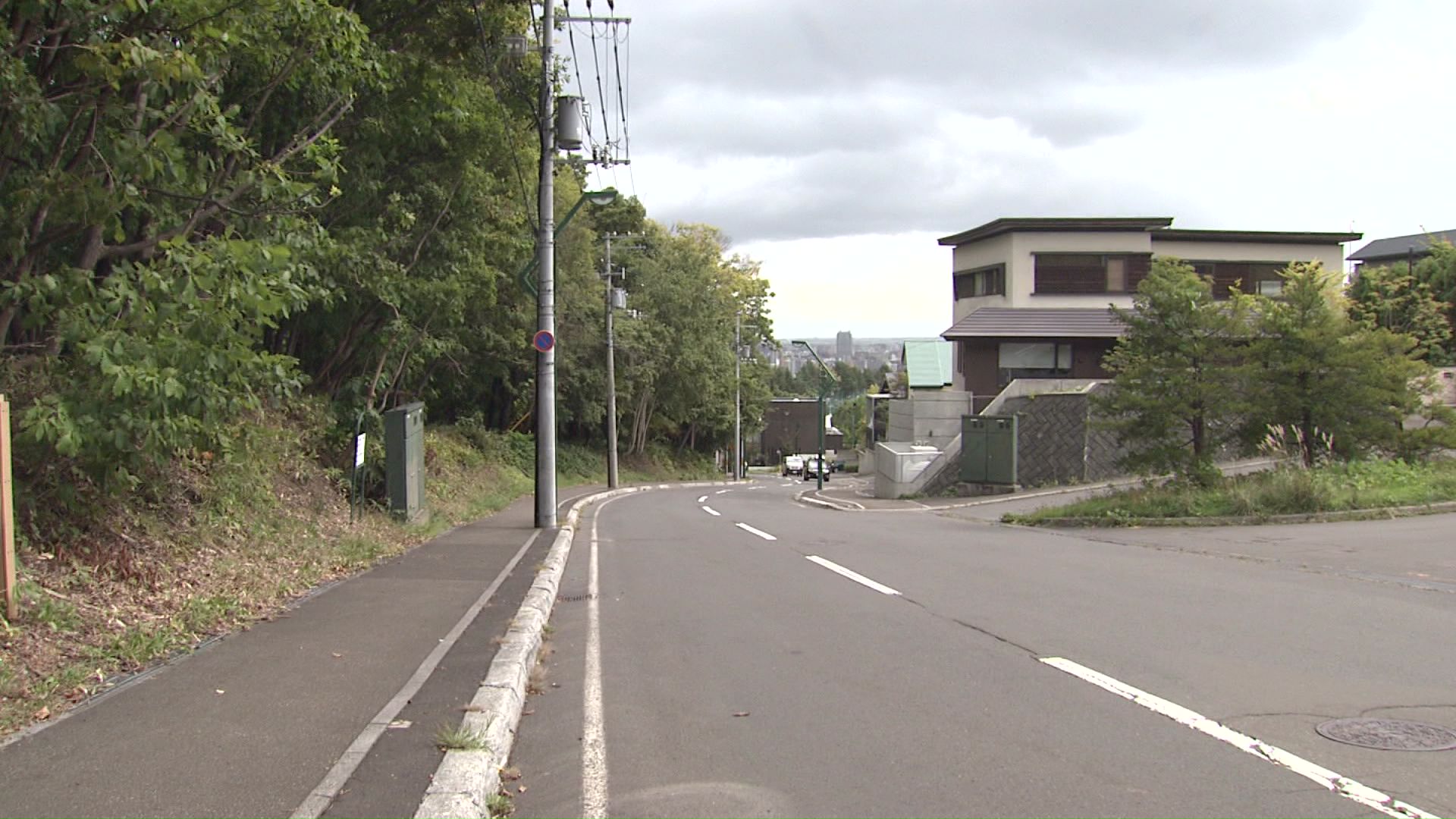 クマの目撃情報があった「旭山記念公園」付近の道路