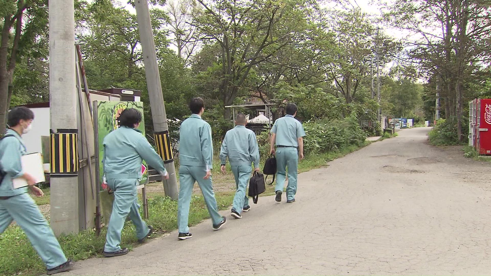 園内に入っていく札幌市の職員
