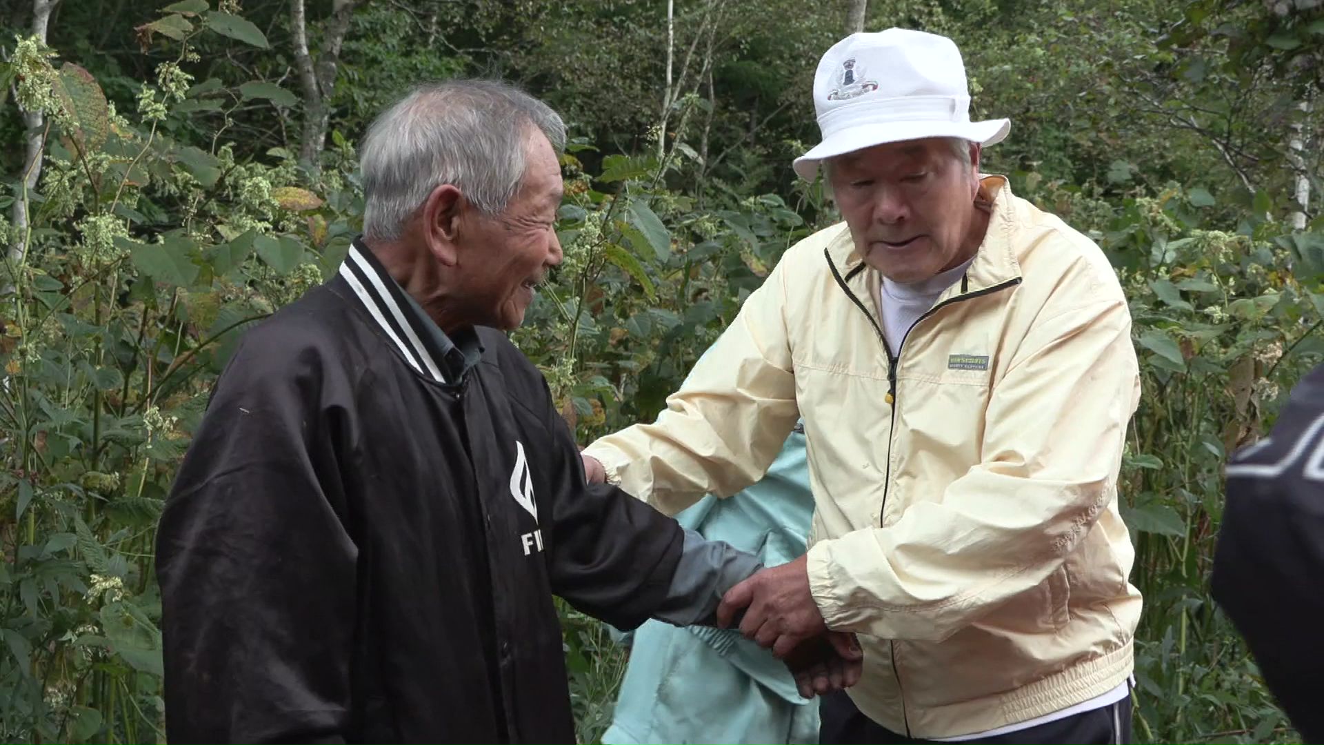 無事に下山し安堵の表情を友人と浮かべる
