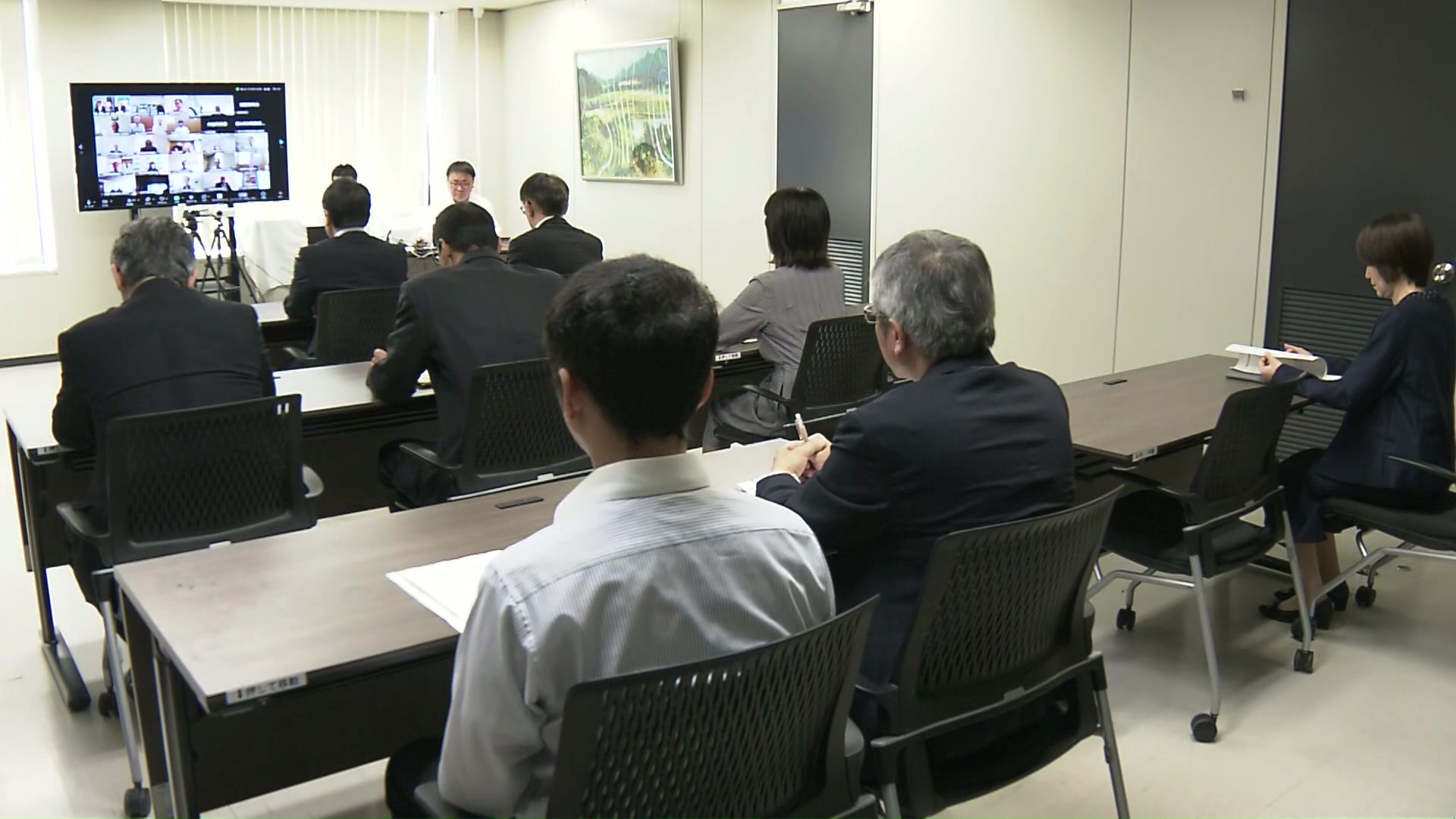 緊急会議を開く道教委