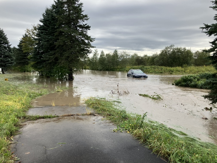 十勝の札内川が増水 河川敷に取り残された車(21日8時頃)