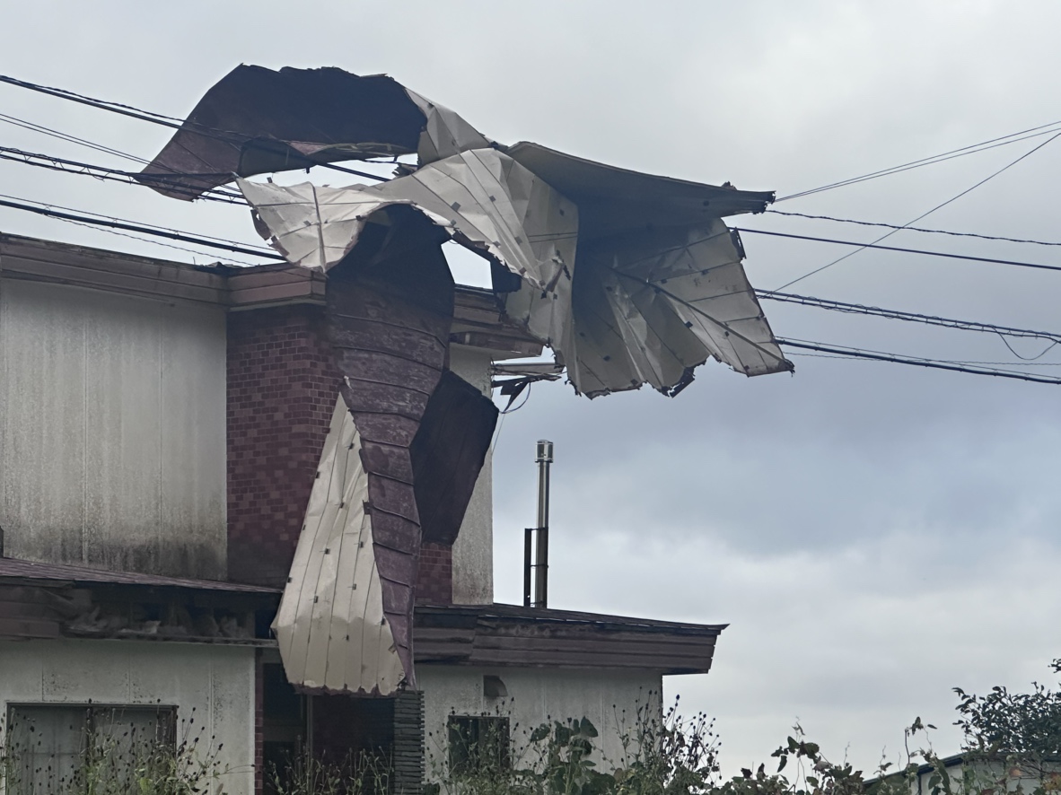 様似町でトタン屋根飛ぶ(21日午前7時前)