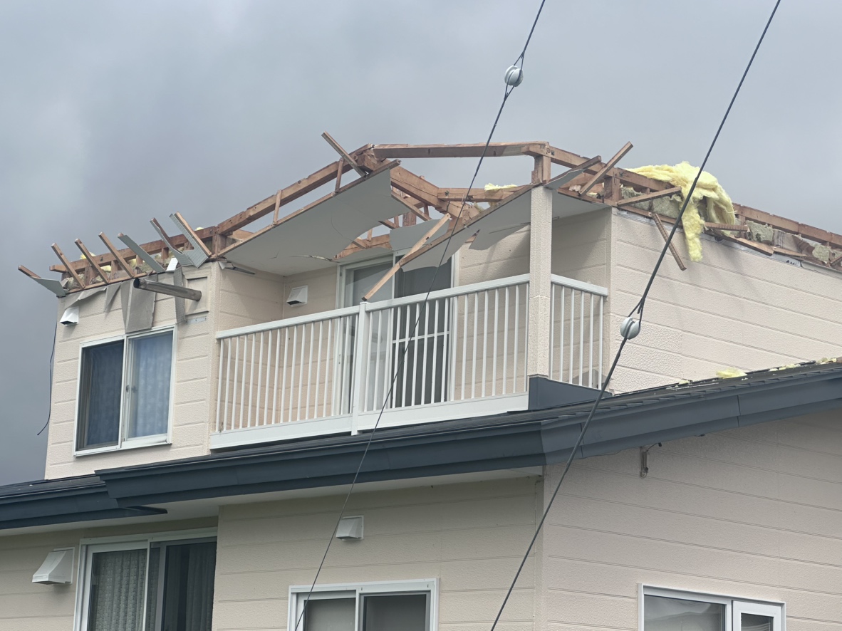 新ひだか町三石木桐で屋根がはがれた住宅(21日午前11時)