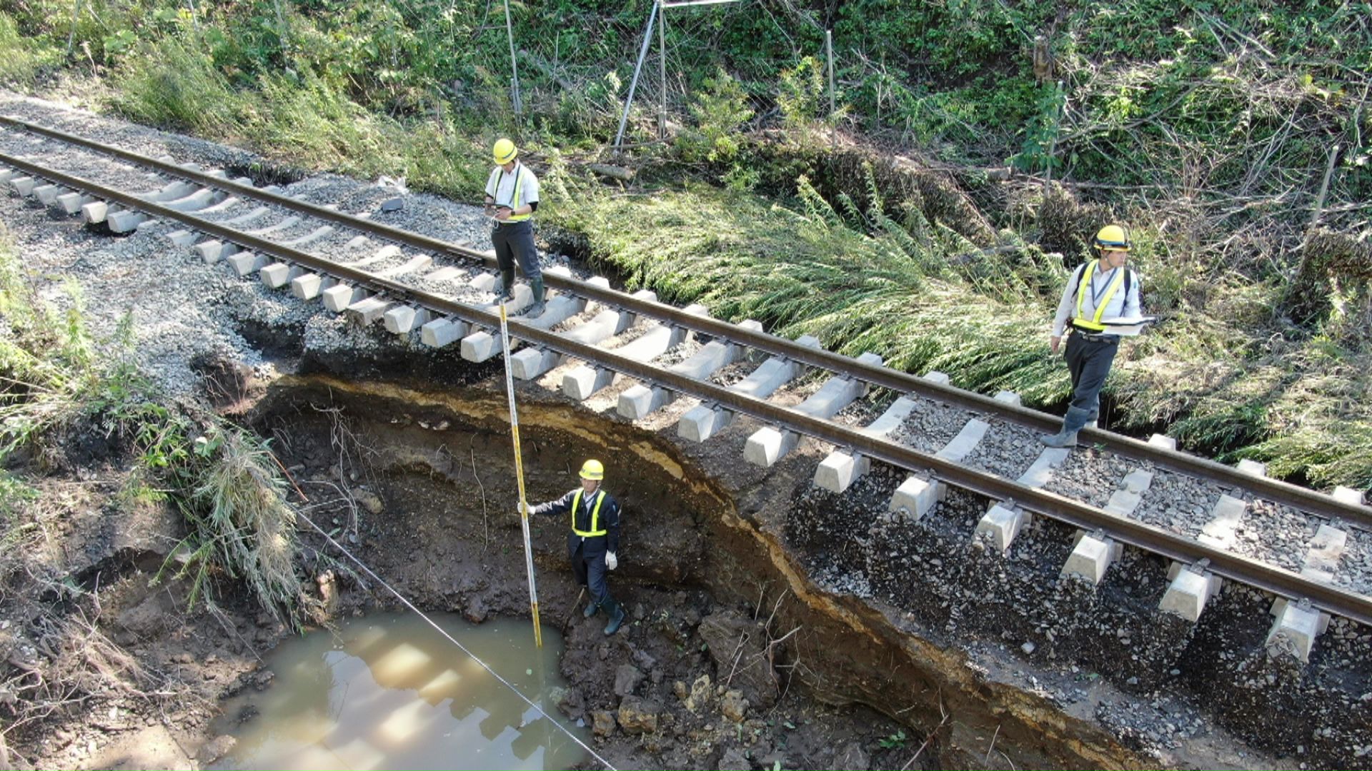 線路下の土砂が流出 提供：JR北海道