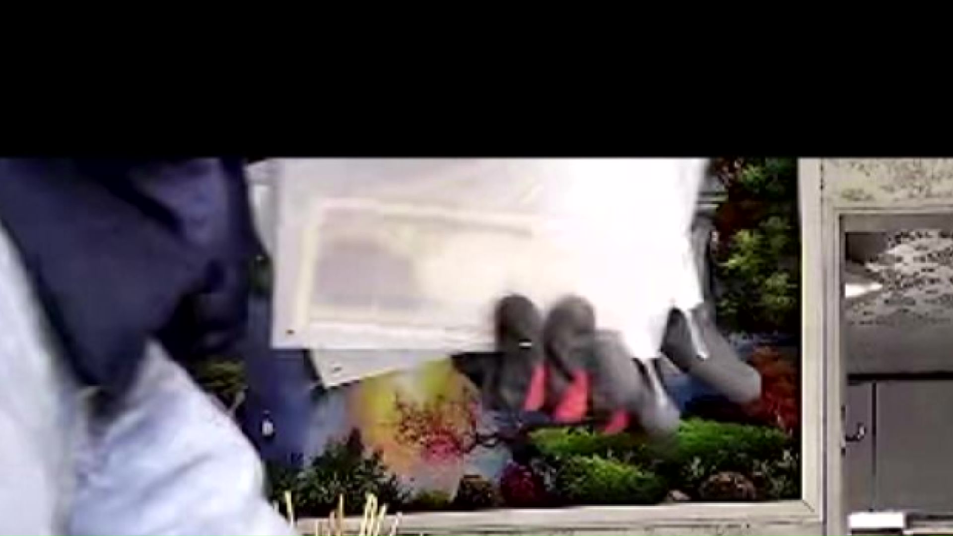 赤い手袋の男の手元にはお札(提供:被害者)