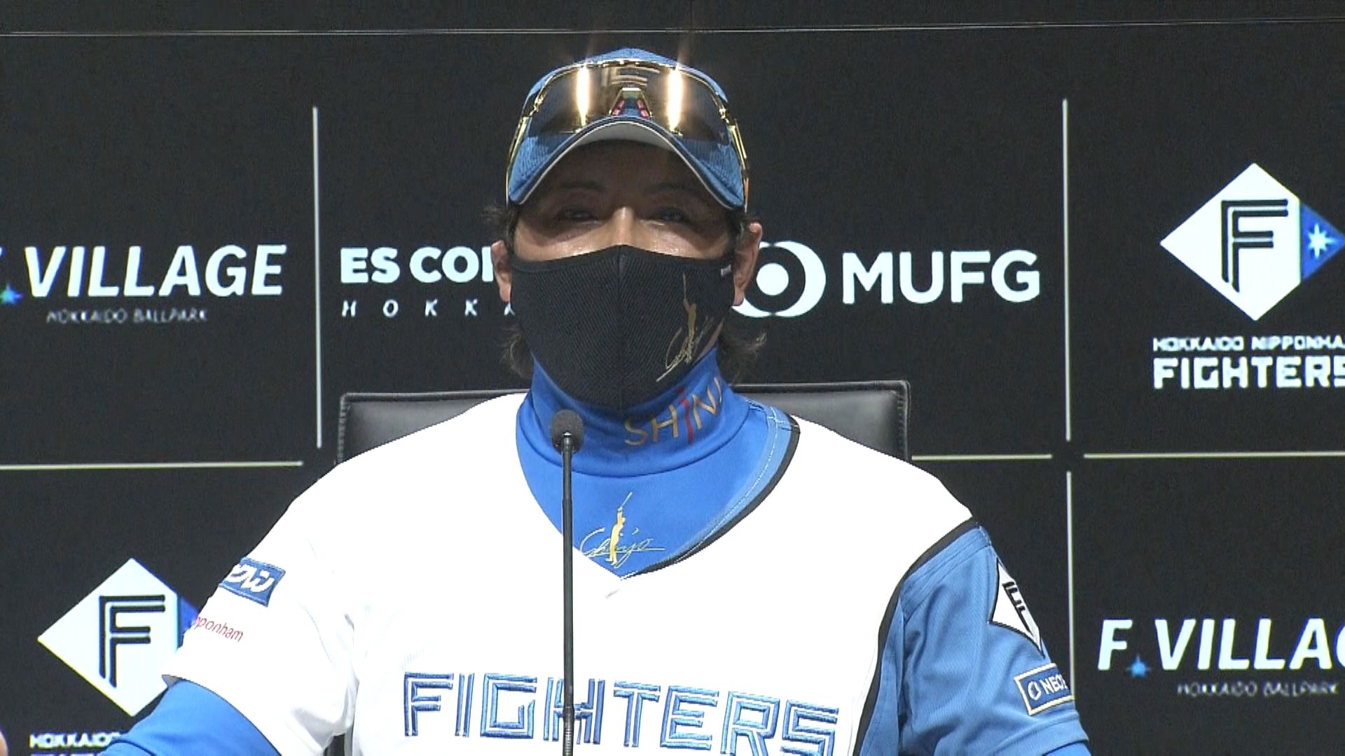 ホーム最終戦を終えて会見に姿を現した新庄監督