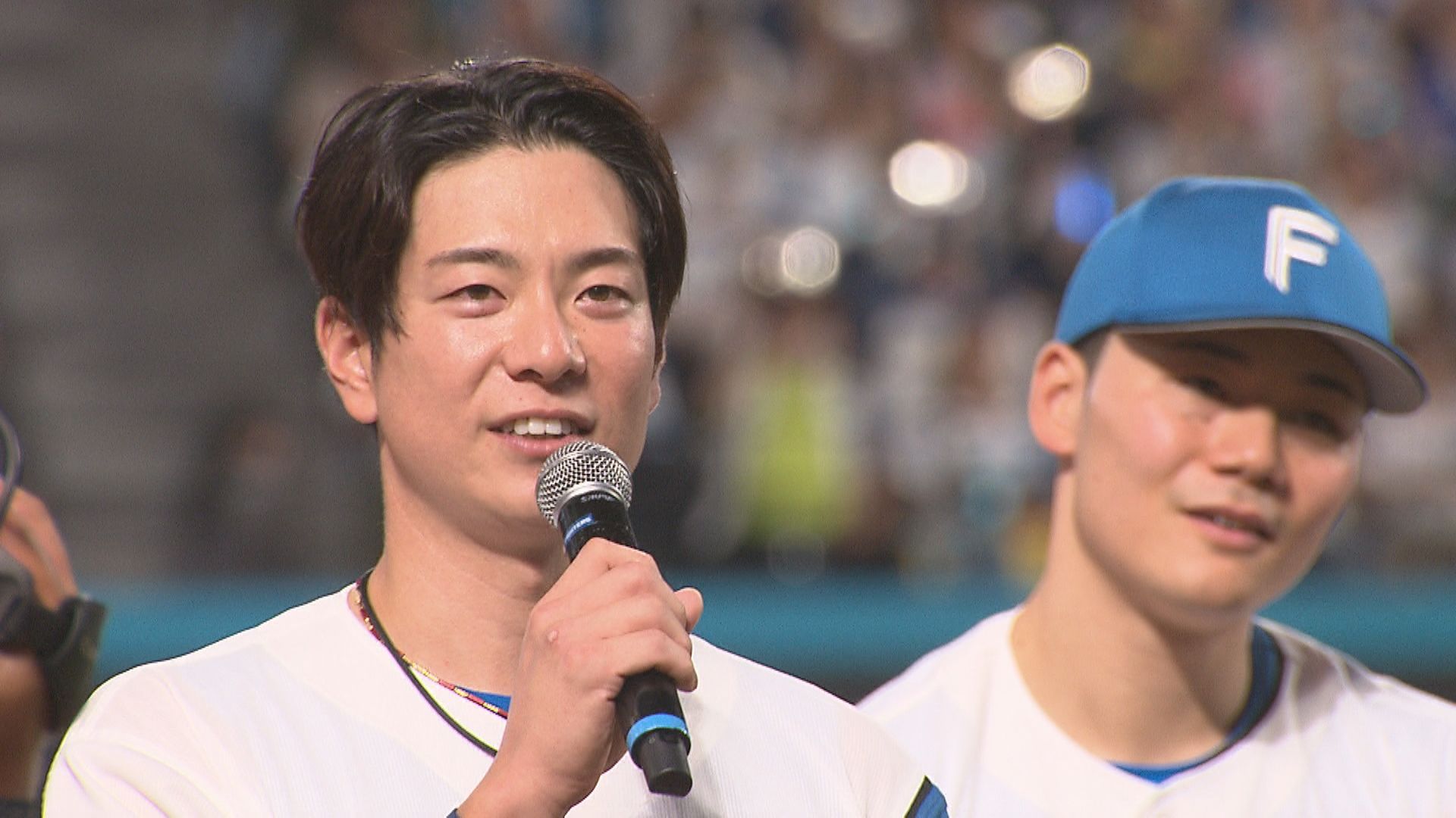 セレモニーで挨拶する松本剛選手