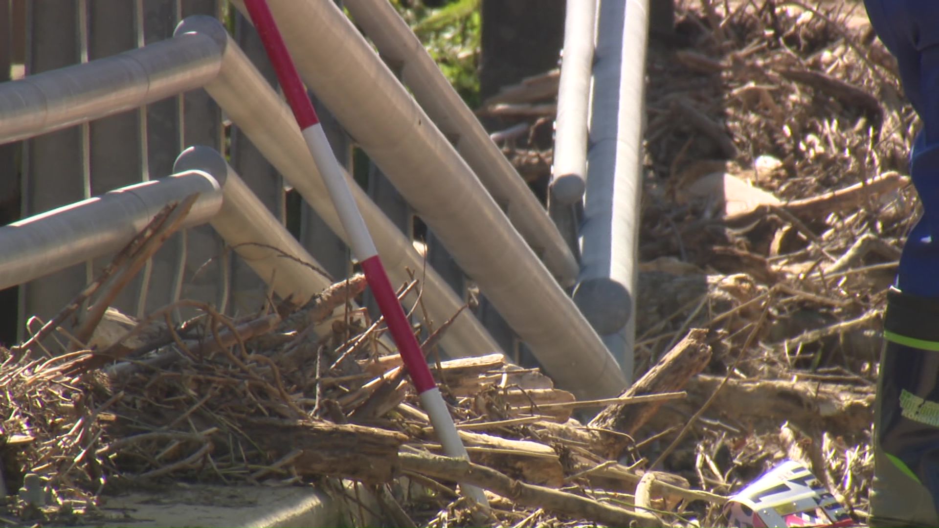 大きくゆがんだ橋