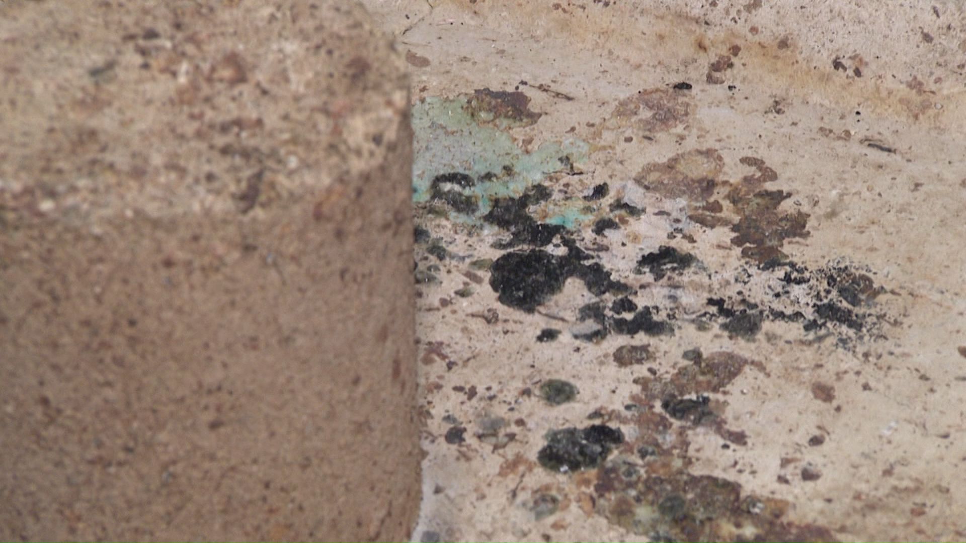 火葬用の台車に残るガラスやこびりついた跡