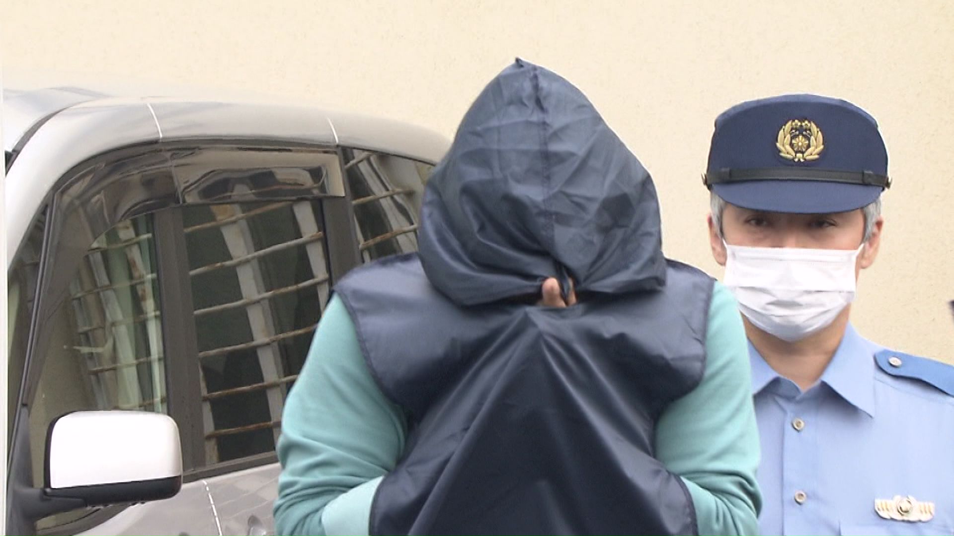 送検される梅津容疑者