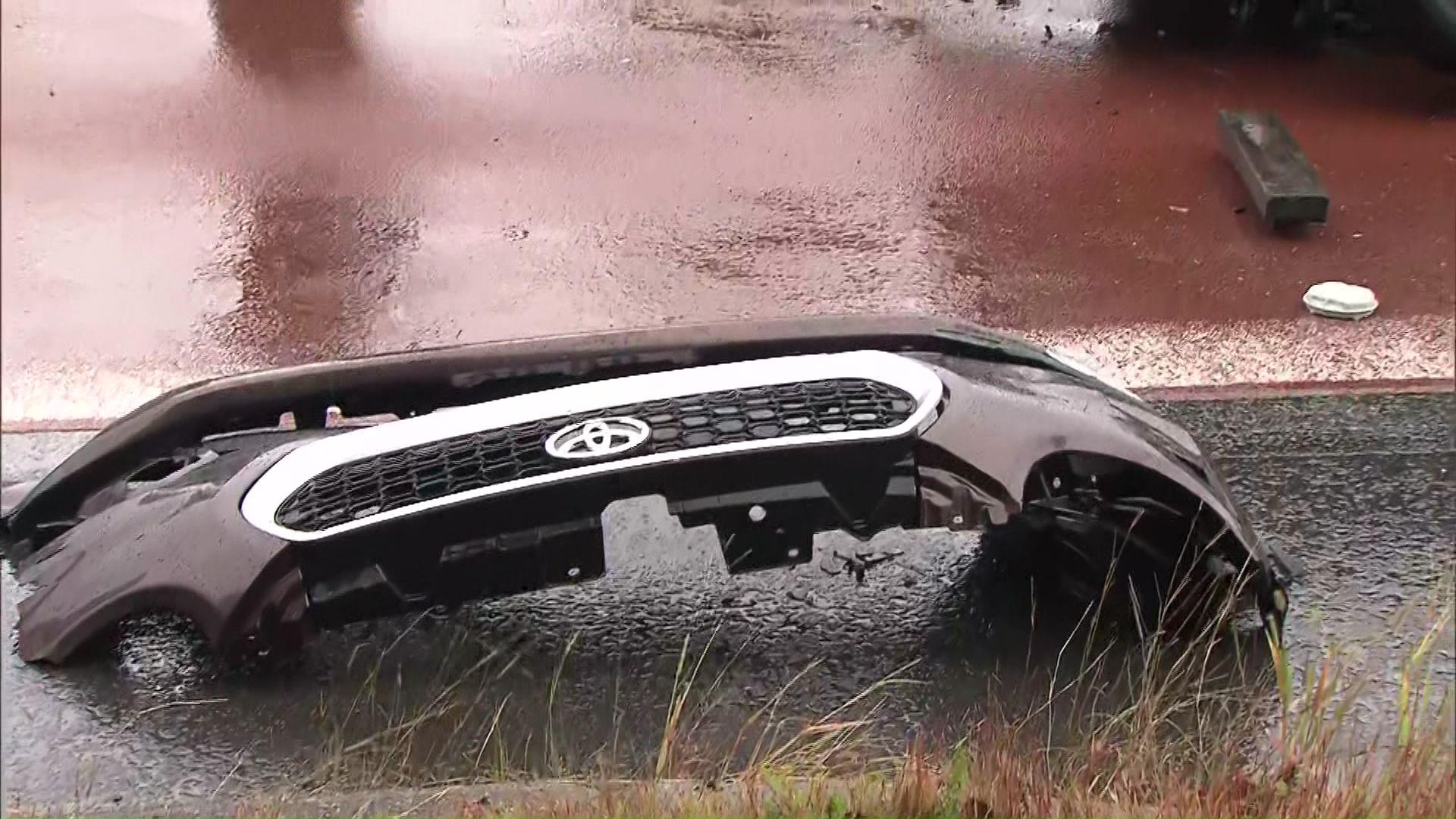 事故現場周辺には車の部品が散乱していた