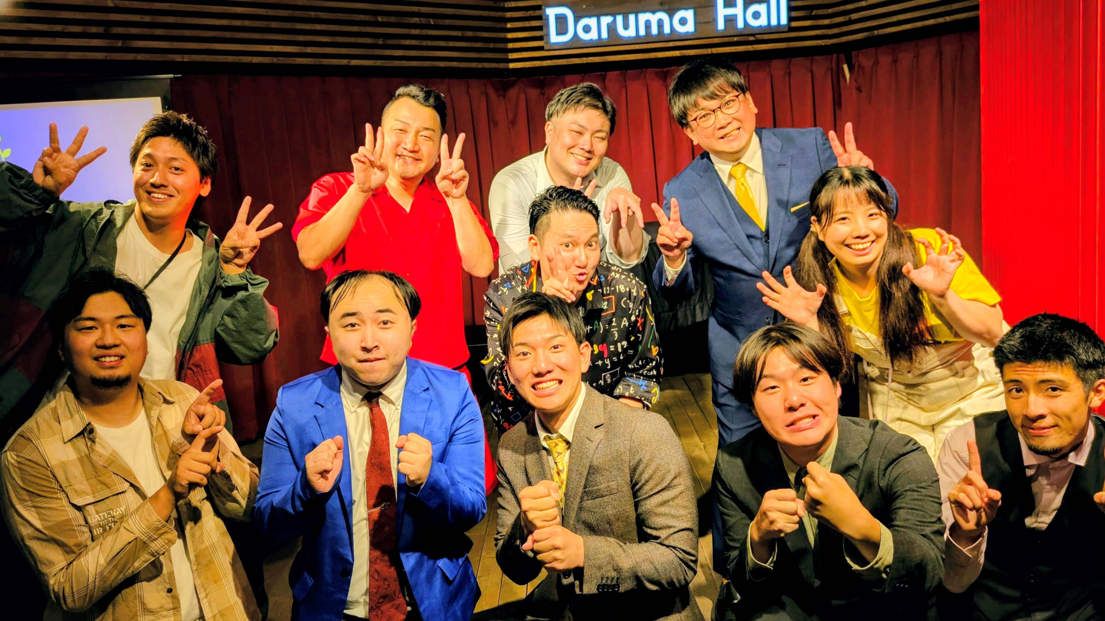 決勝に勝ち進んだ5組(前列右からカンガエルアシ、ぷらたなす、華花クラッツ、後列右から、川満姫野、爆裂お玉)とMCやすと横澤さん