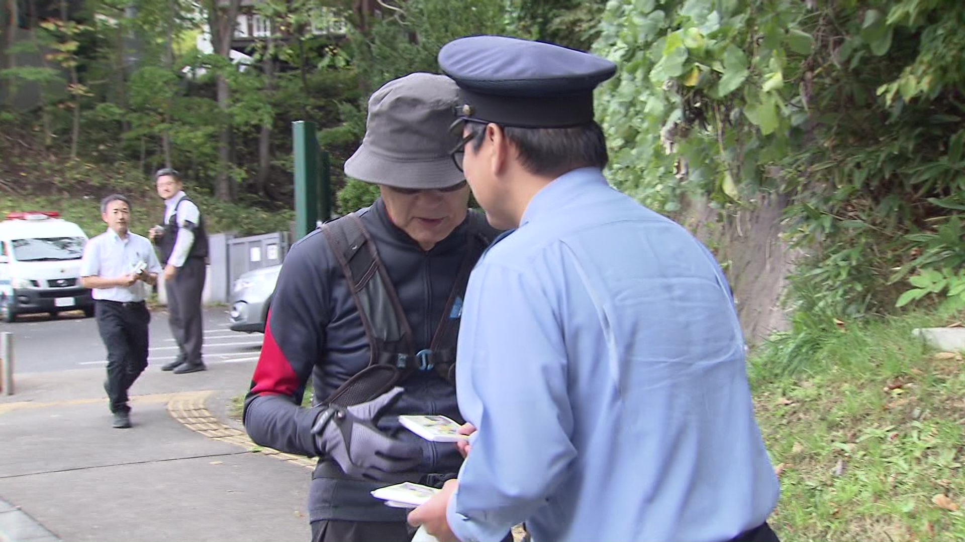 登山客に呼びかけをする警察官