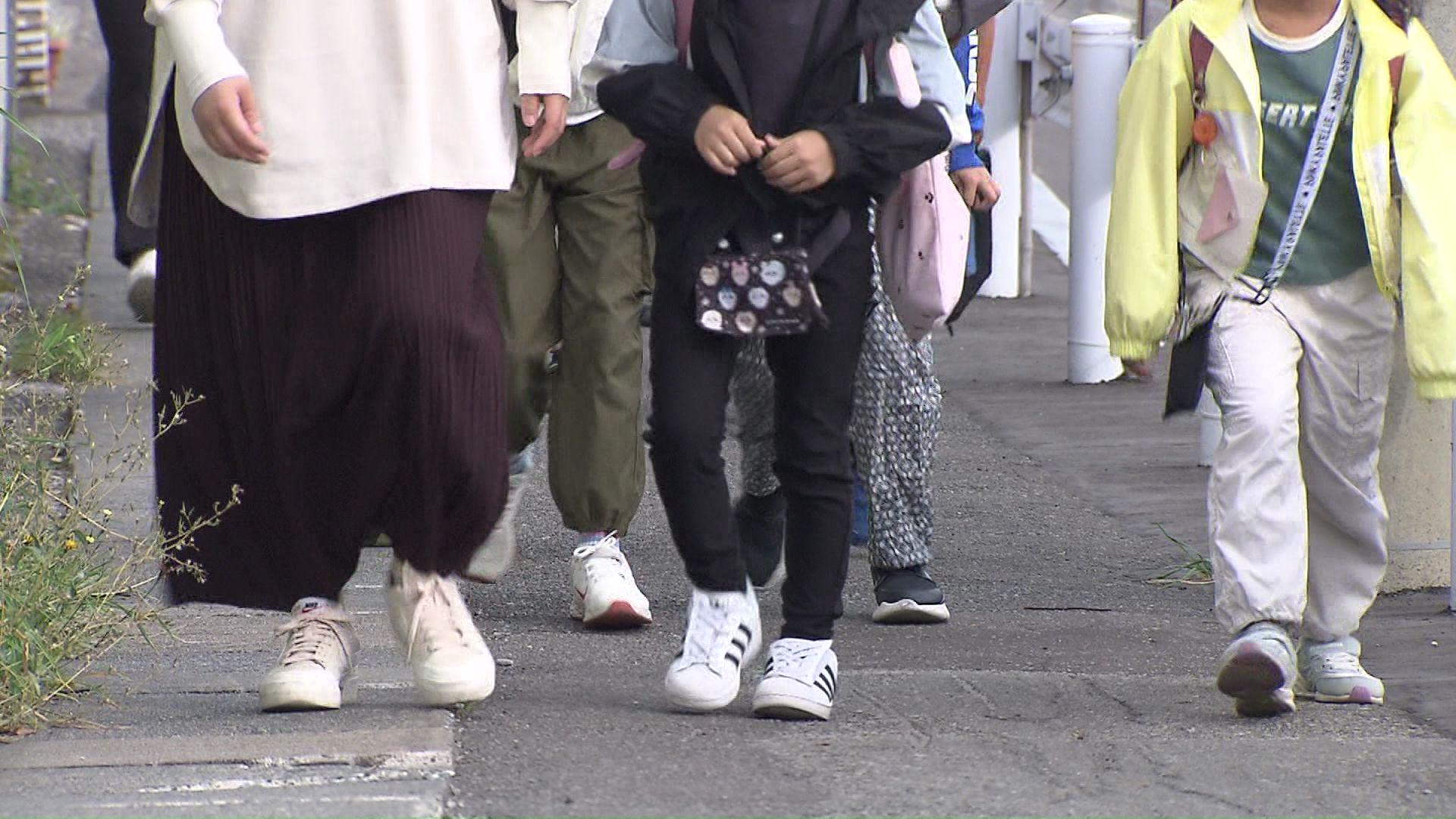 近くの小学校でも不安が高まる