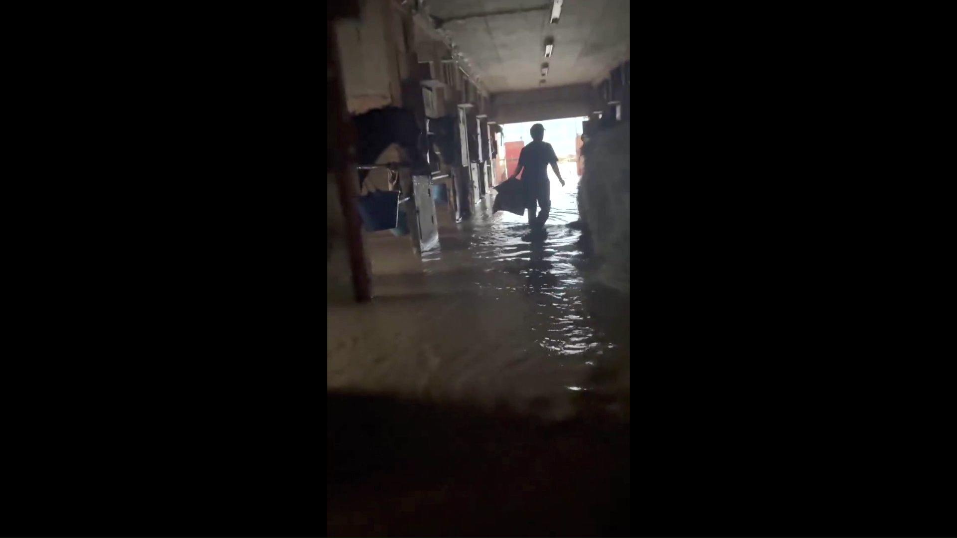 厩舎も足元が冠水した(写真:視聴者提供)