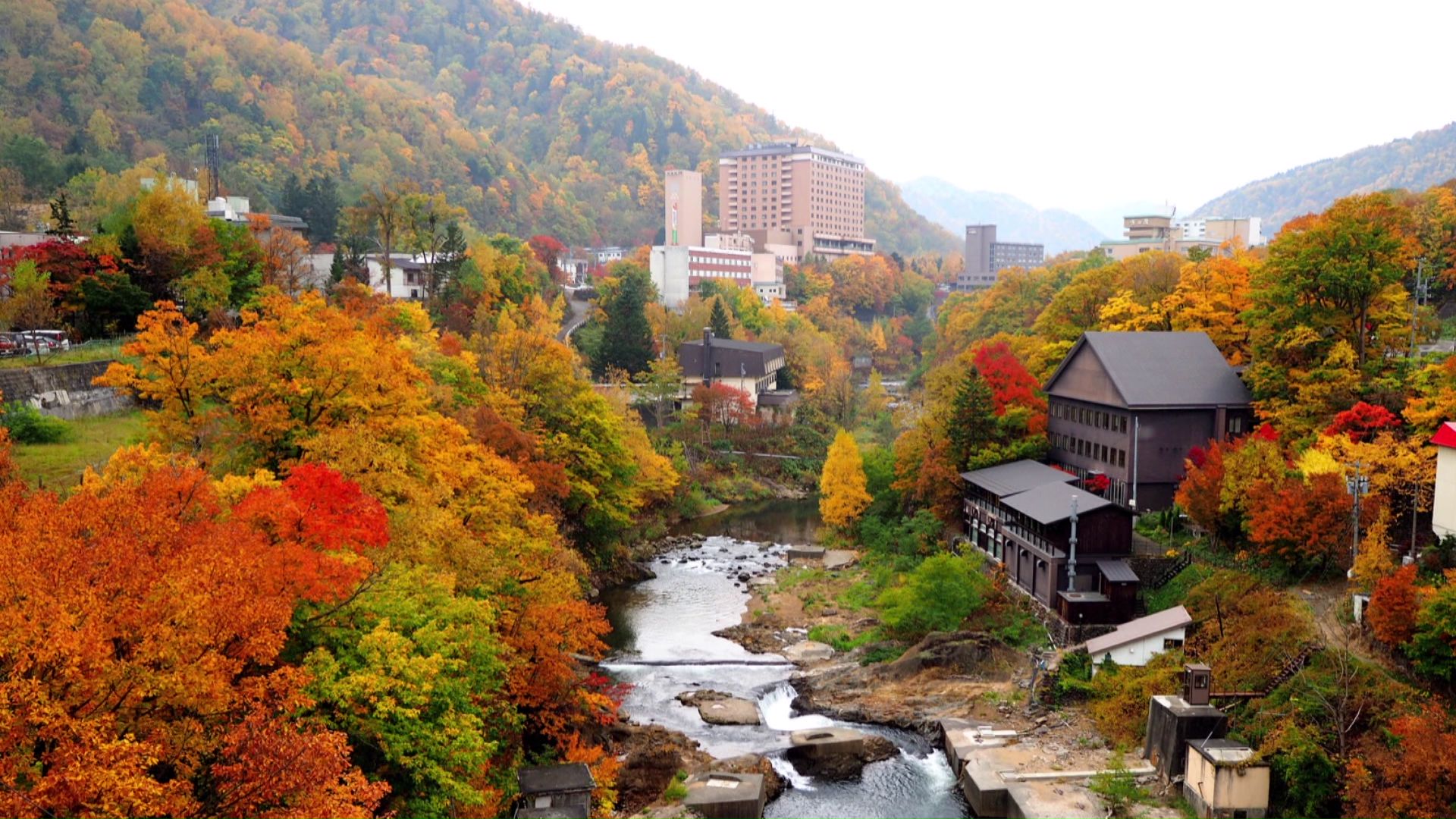 定山渓の紅葉の様子（提供：定山渓観光協会）