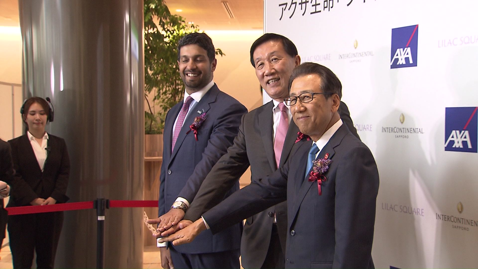 笑顔を見せるホテル運営側のCEOら