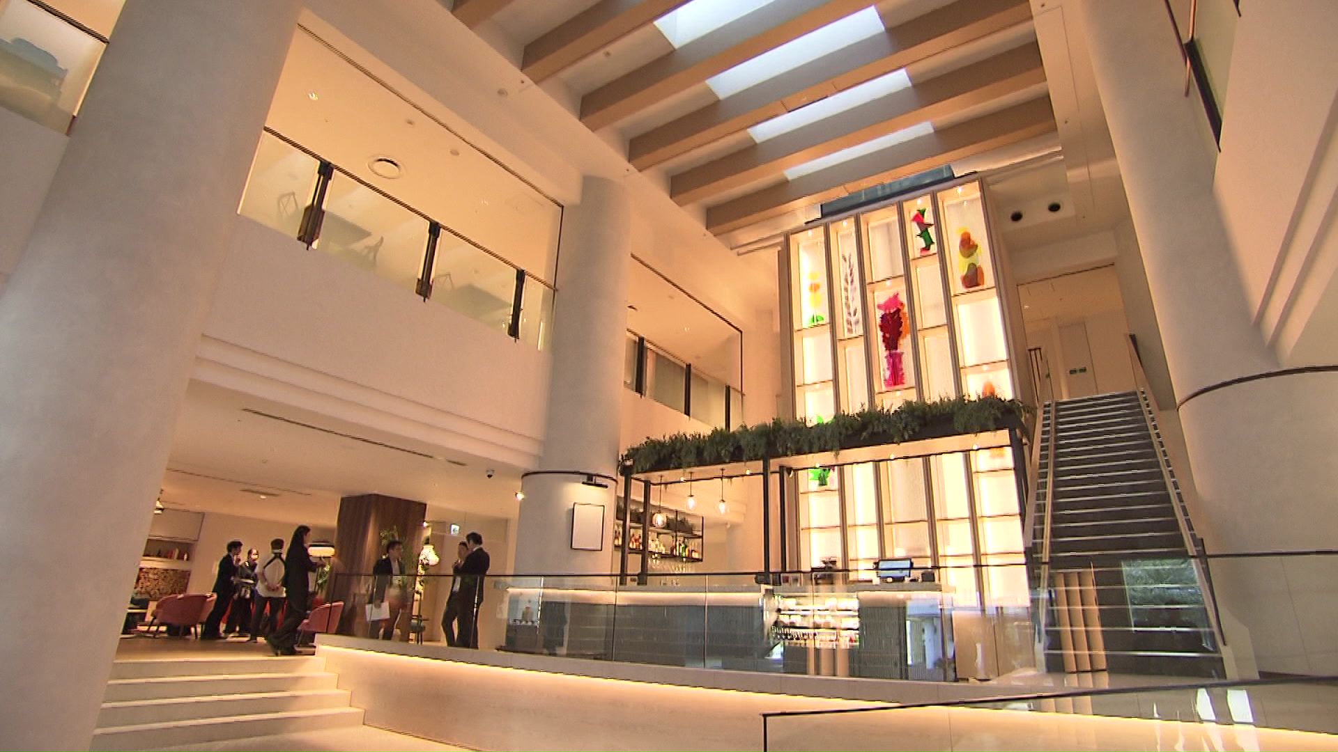 バーカウンターなどを備えたロビー