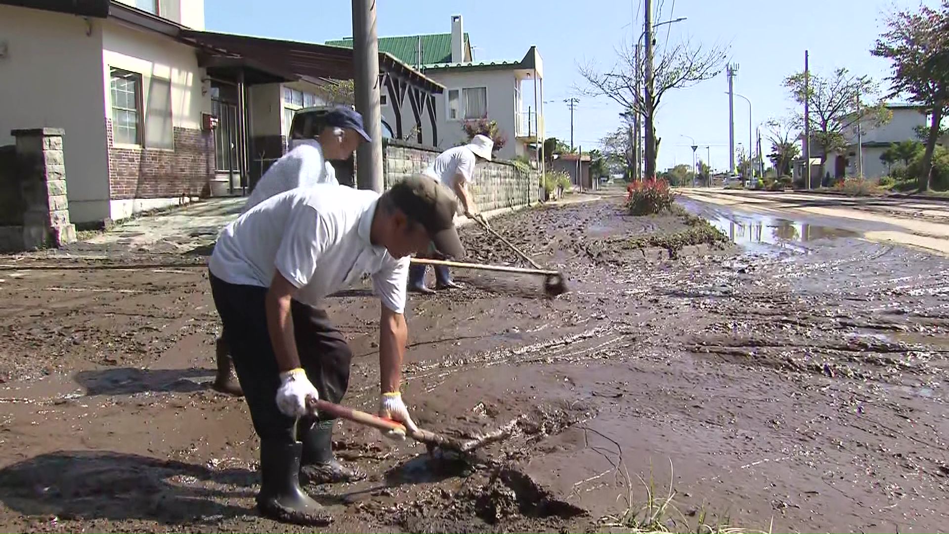 泥の撤去作業に追われる住民（10月2日）
