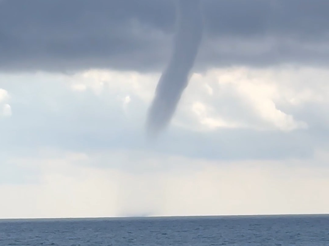 目撃された巨大な漏斗状の雲（撮影：視聴者）