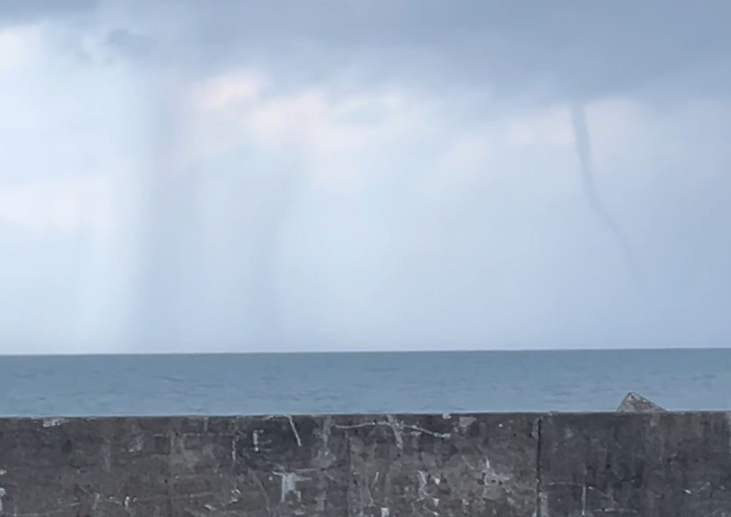 複数の竜巻のような漏斗雲が目撃（撮影：視聴者）