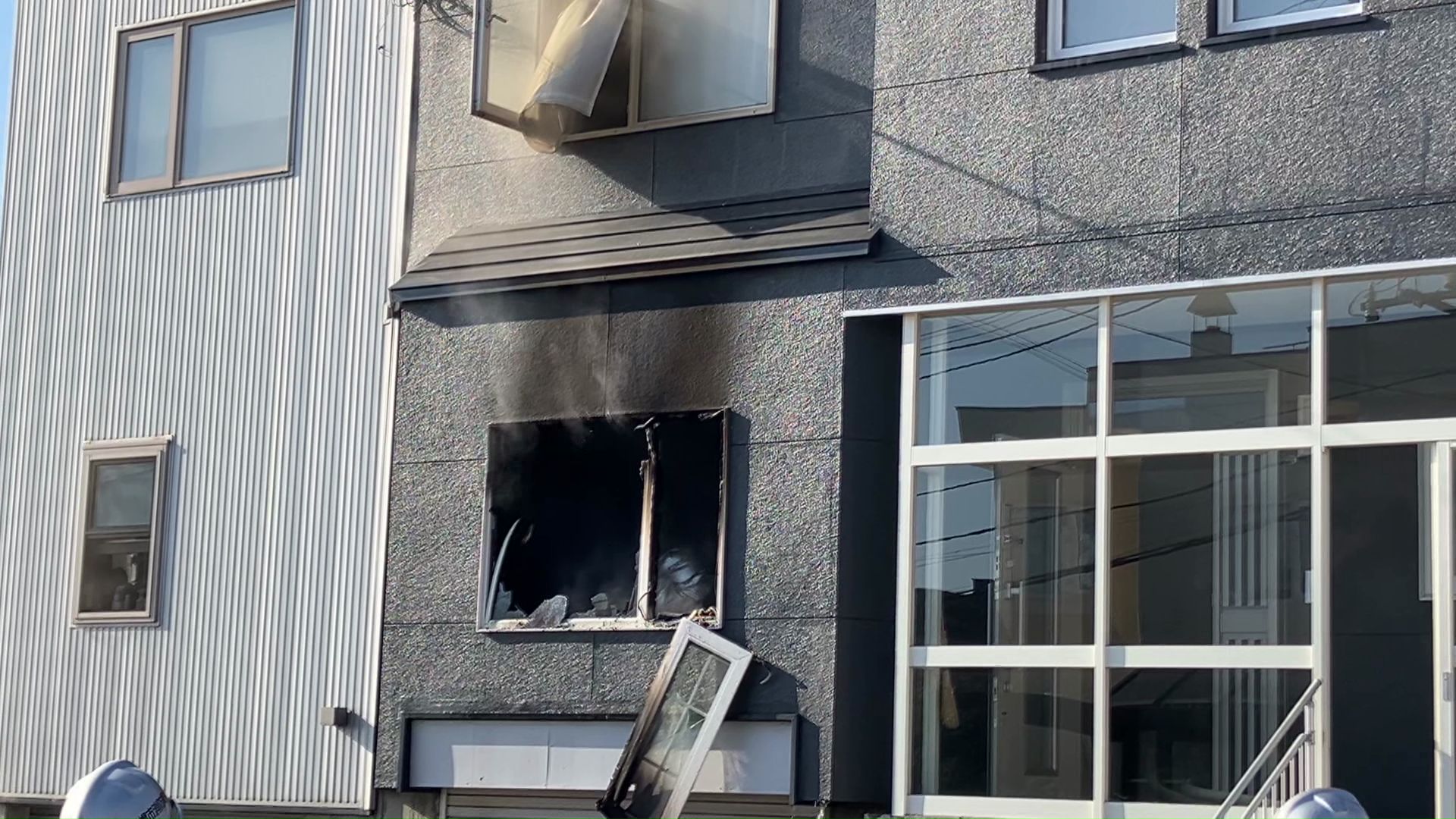 火は約2時間40分後に消し止められる