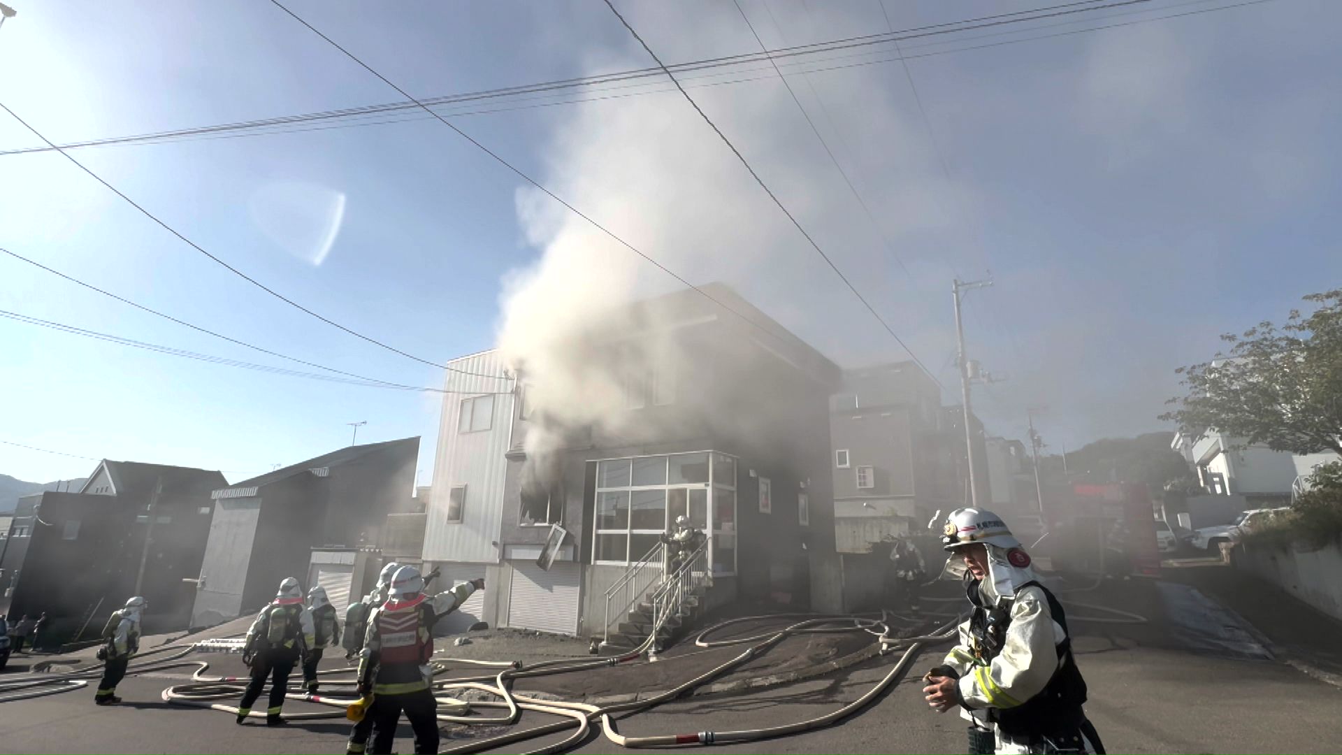 強い煙が立ち込める現場