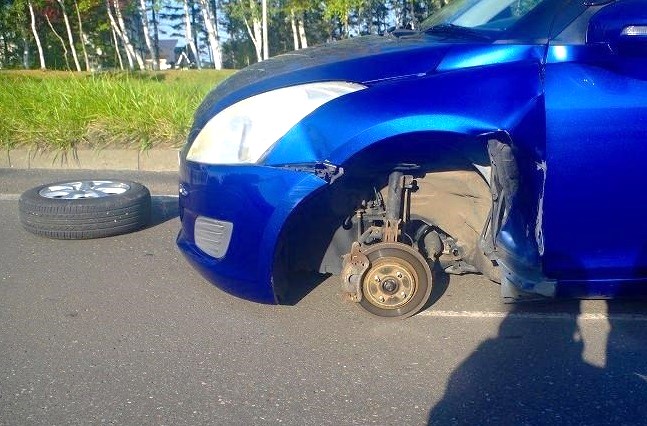タイヤがはずれた車（提供：道警）