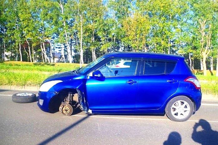 タイヤがはずれた車（提供：道警）