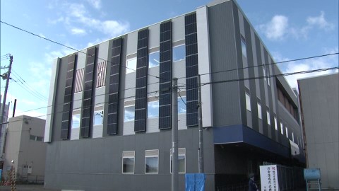 暴処法違反の現行犯で逮捕した男を調べる北海道警深川署