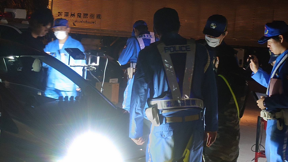  不正改造車両の取り締まりを行う警察官ら