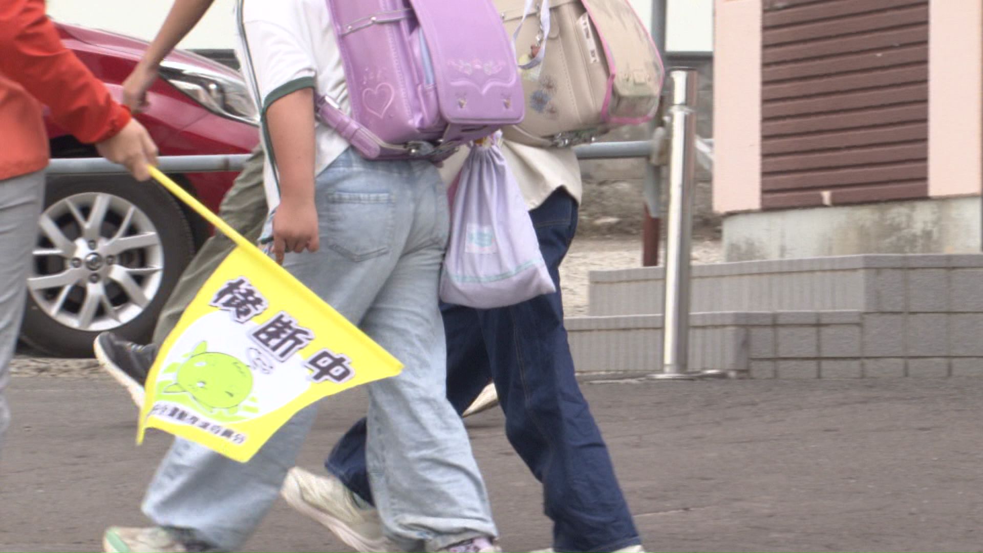 付近の小学校では見守り登校が続く