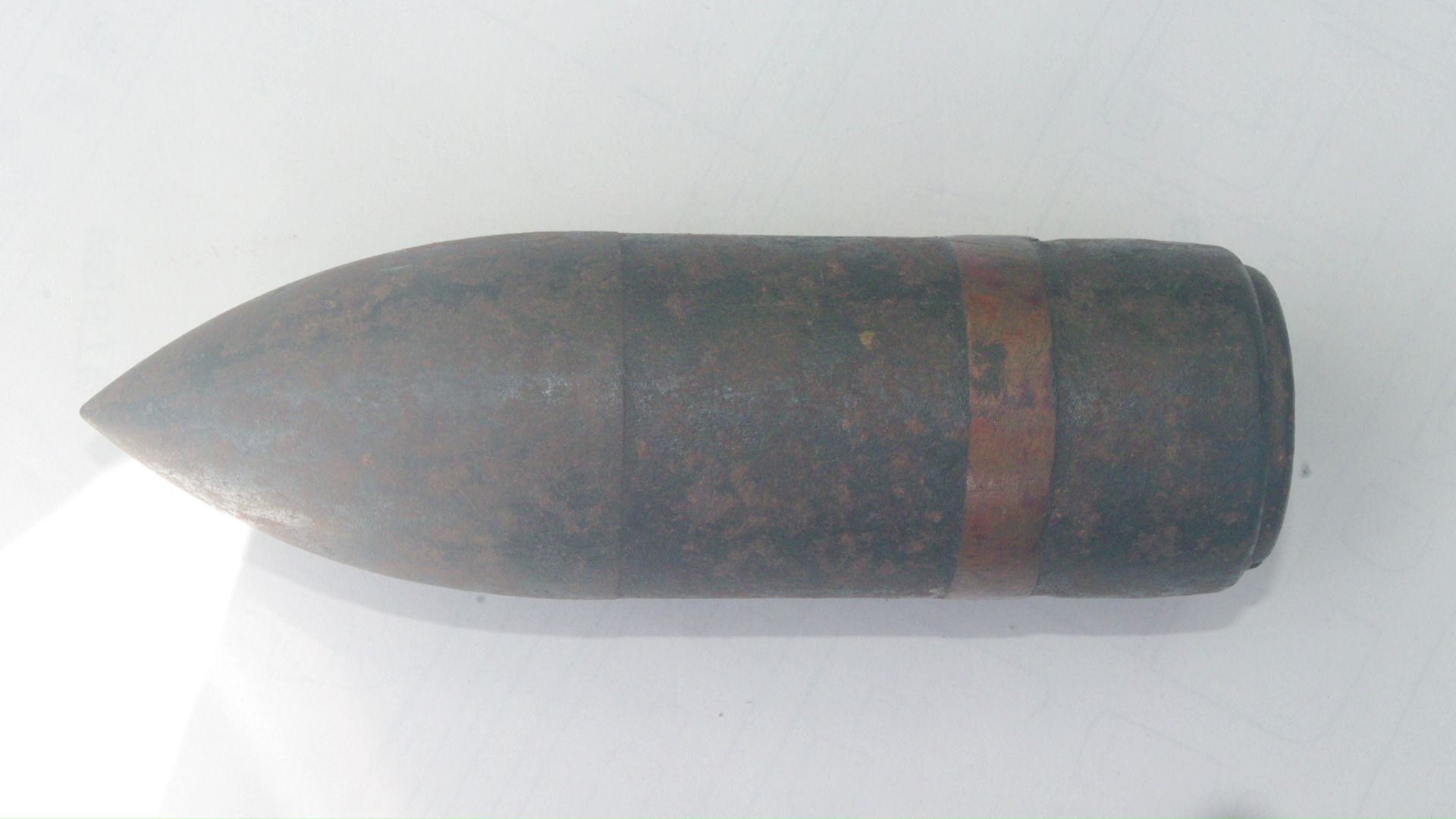 70代の男性が自宅の物置に保管してあった砲弾とみられる物(提供:道警)