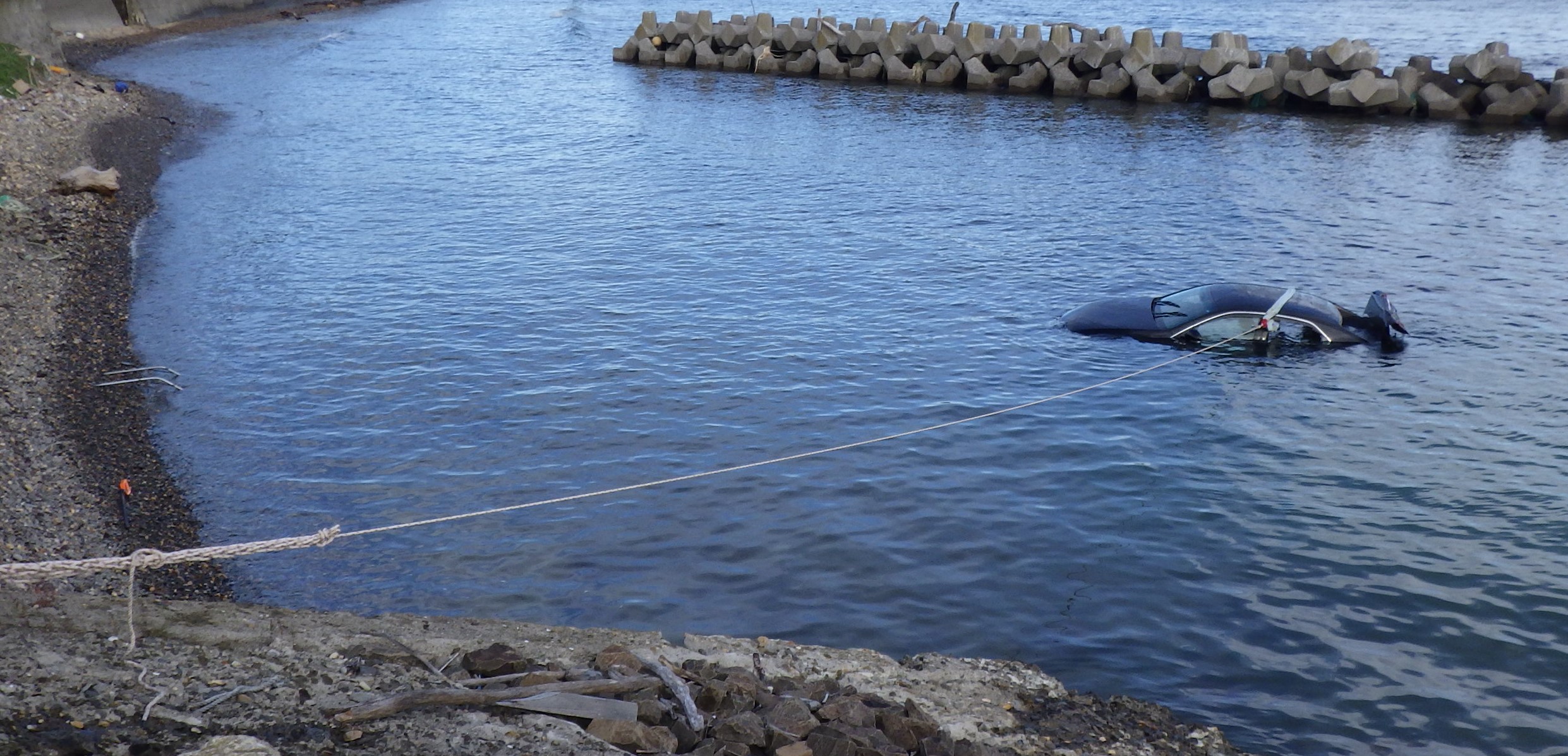 海に突っ込んだ車(提供：北海道警)