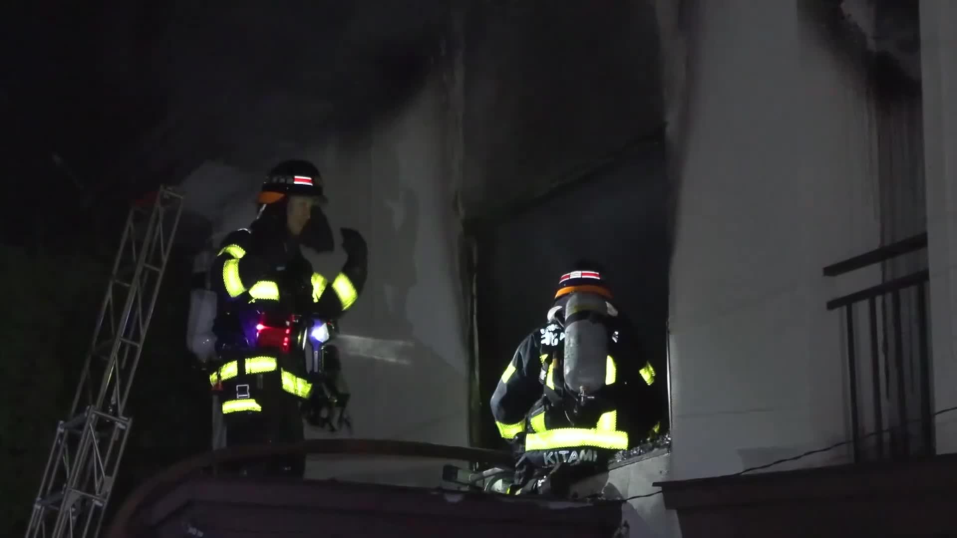「建物の2階から炎と煙が出ている」深夜に住宅街が騒然―女性1人が救助され病院搬送…その後死亡確認_警察が住人とみて身元の確認を急ぐ〈北海道北見市〉