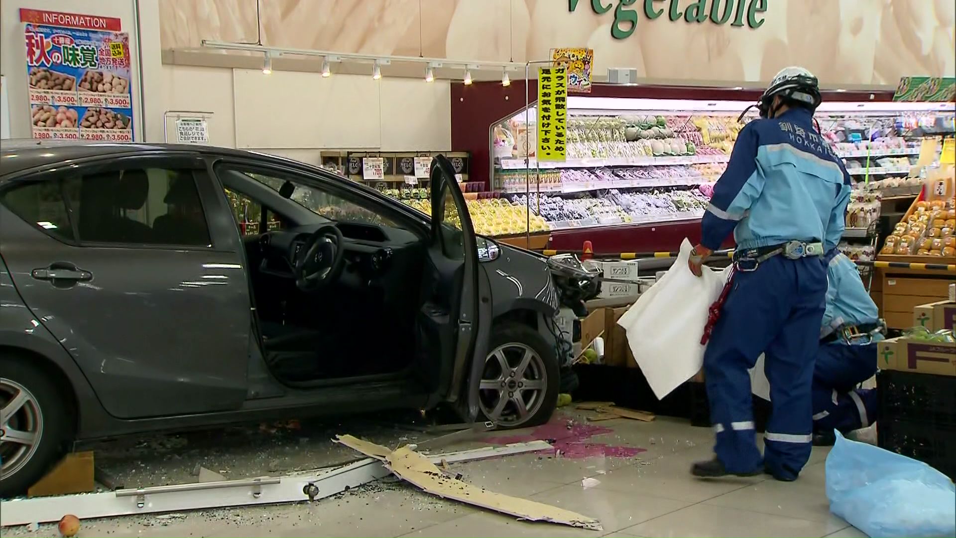 スーパーの食品売り場に停まっている車