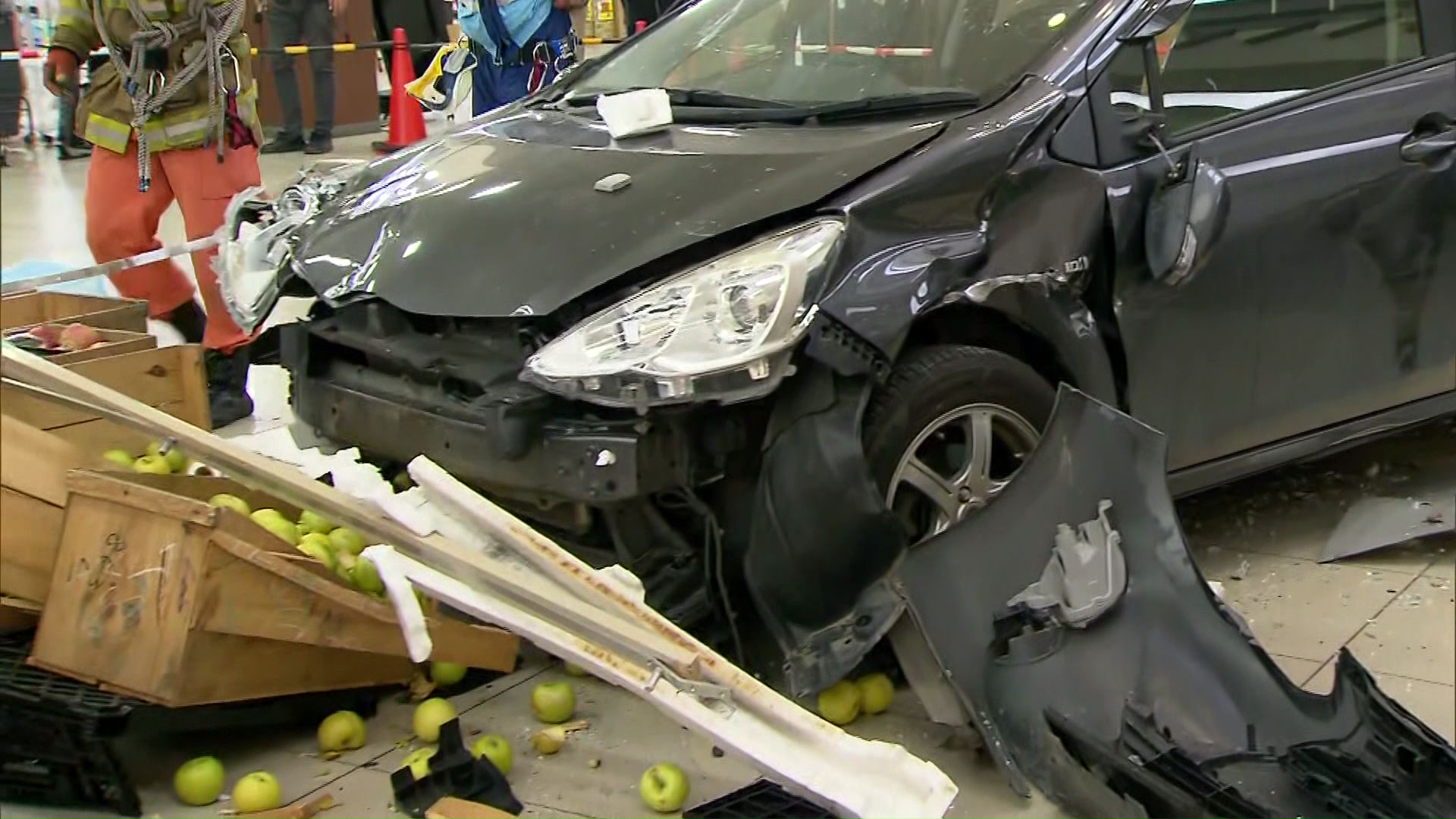 運転手の70代男性が右足にケガ