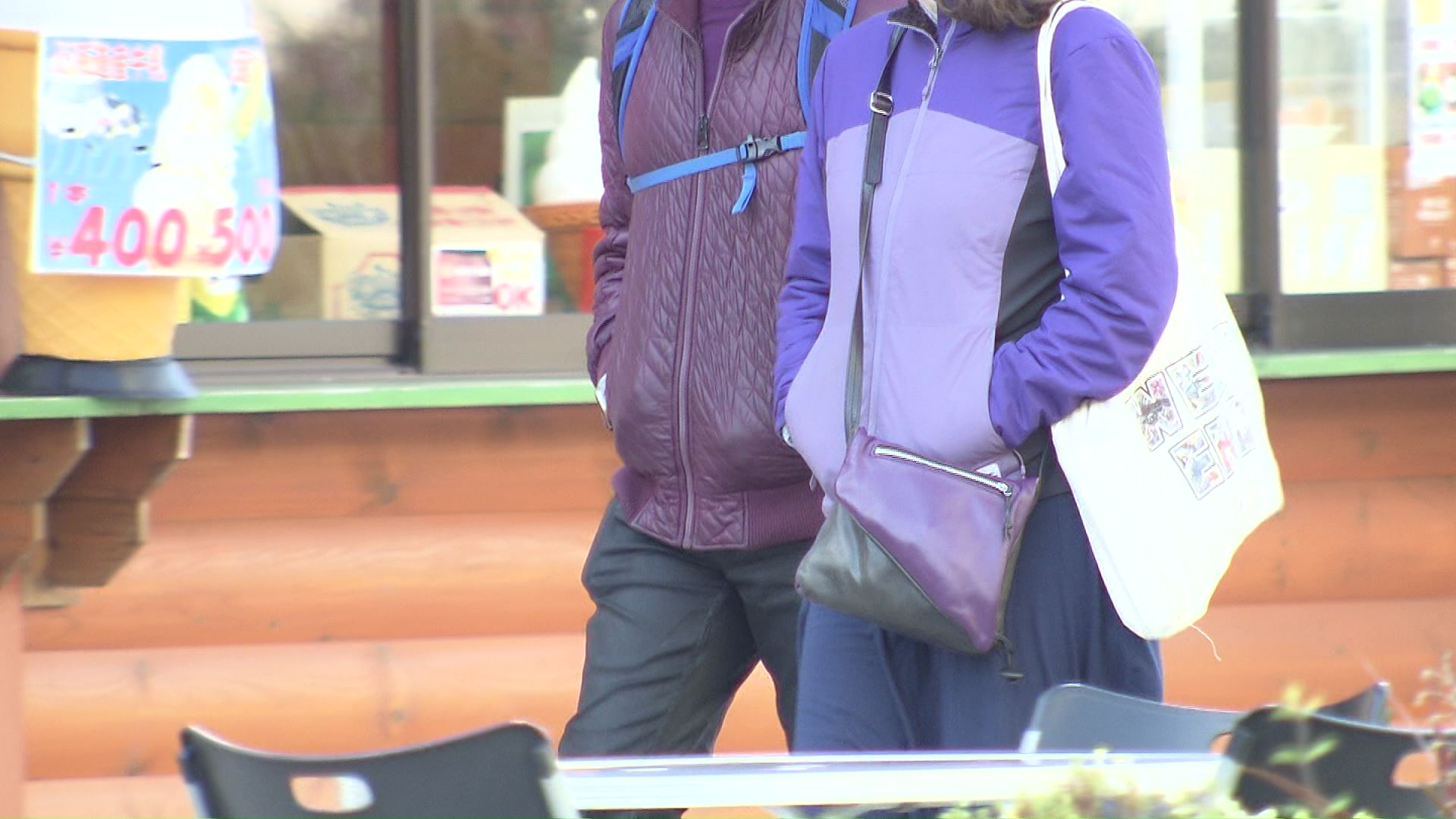 厚手の上着を身に着けている人も