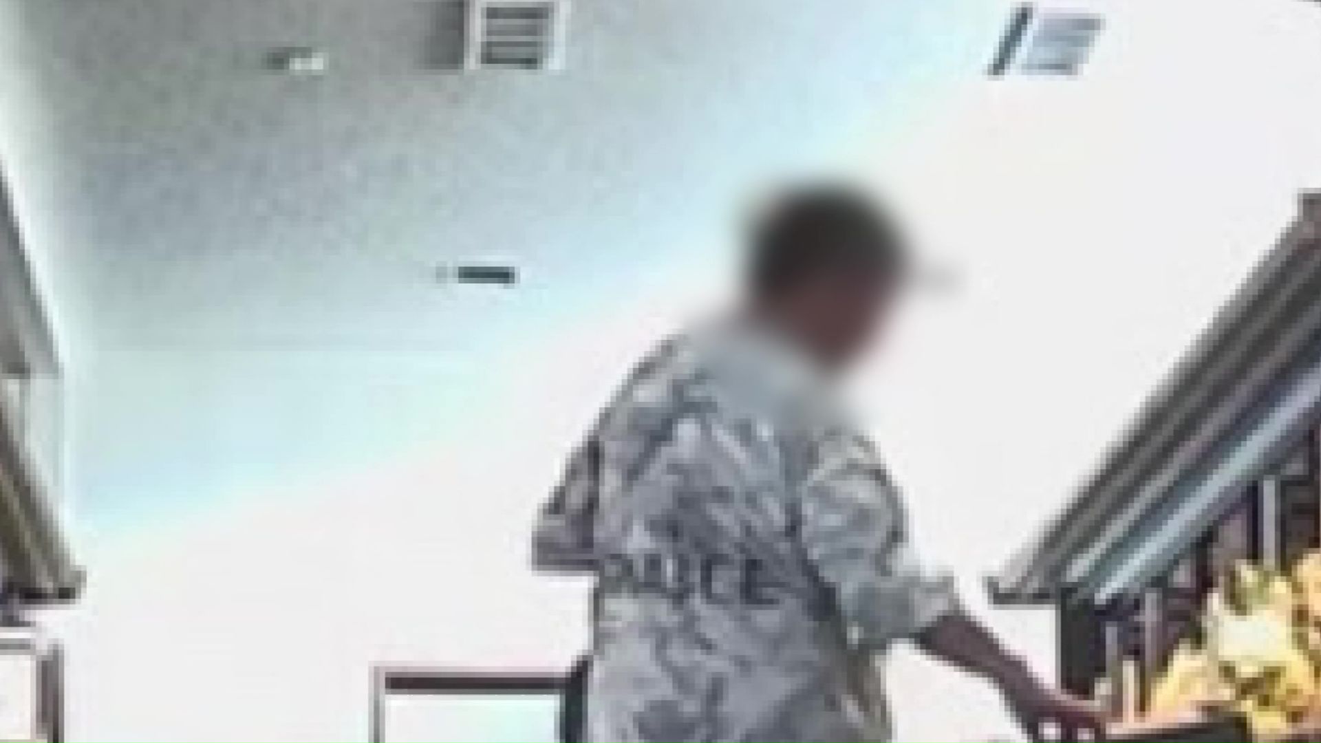 お供え物に手を伸ばす女(提供:禅聖寺)