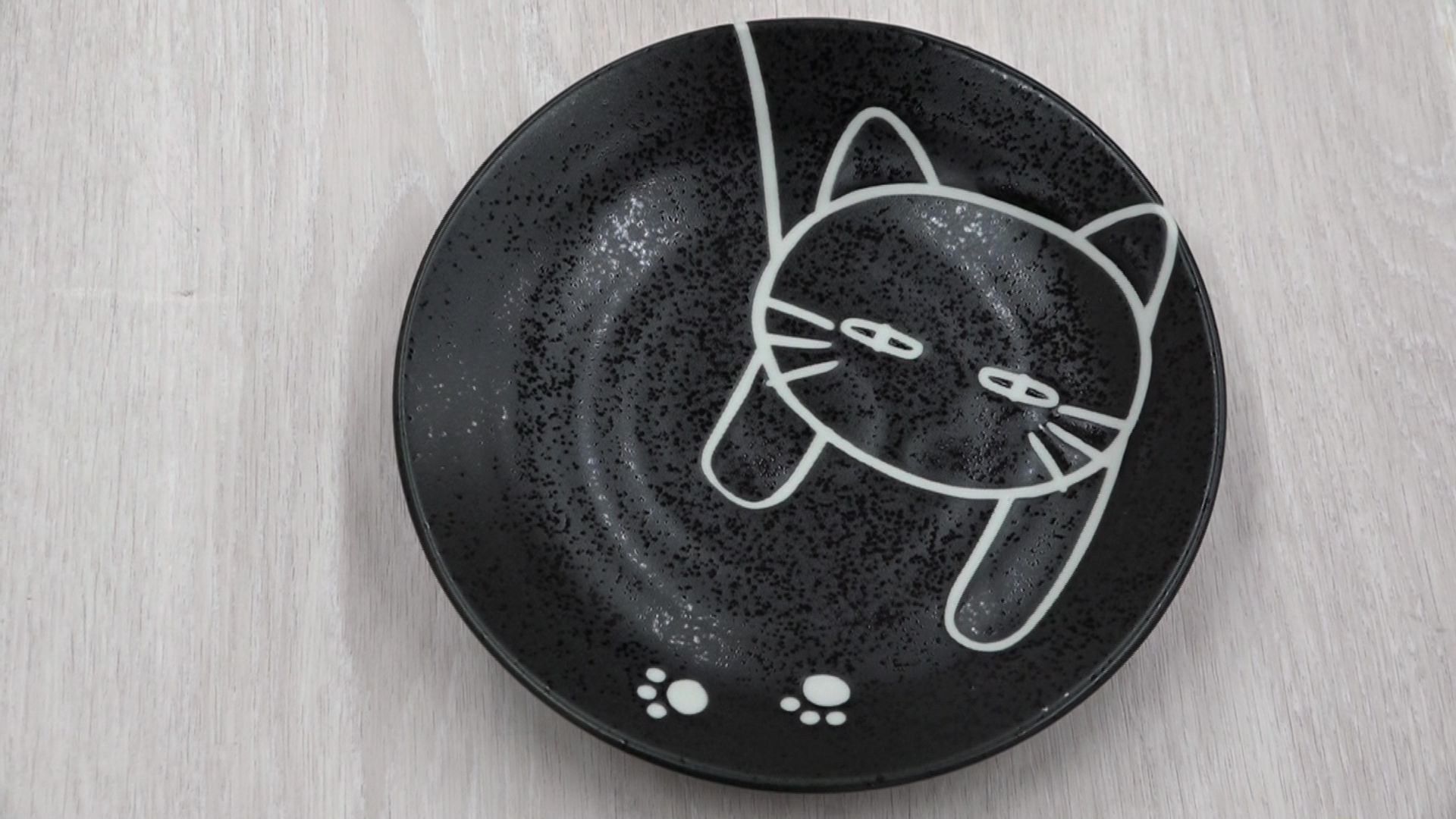 ネコのイラストが描かれたお皿