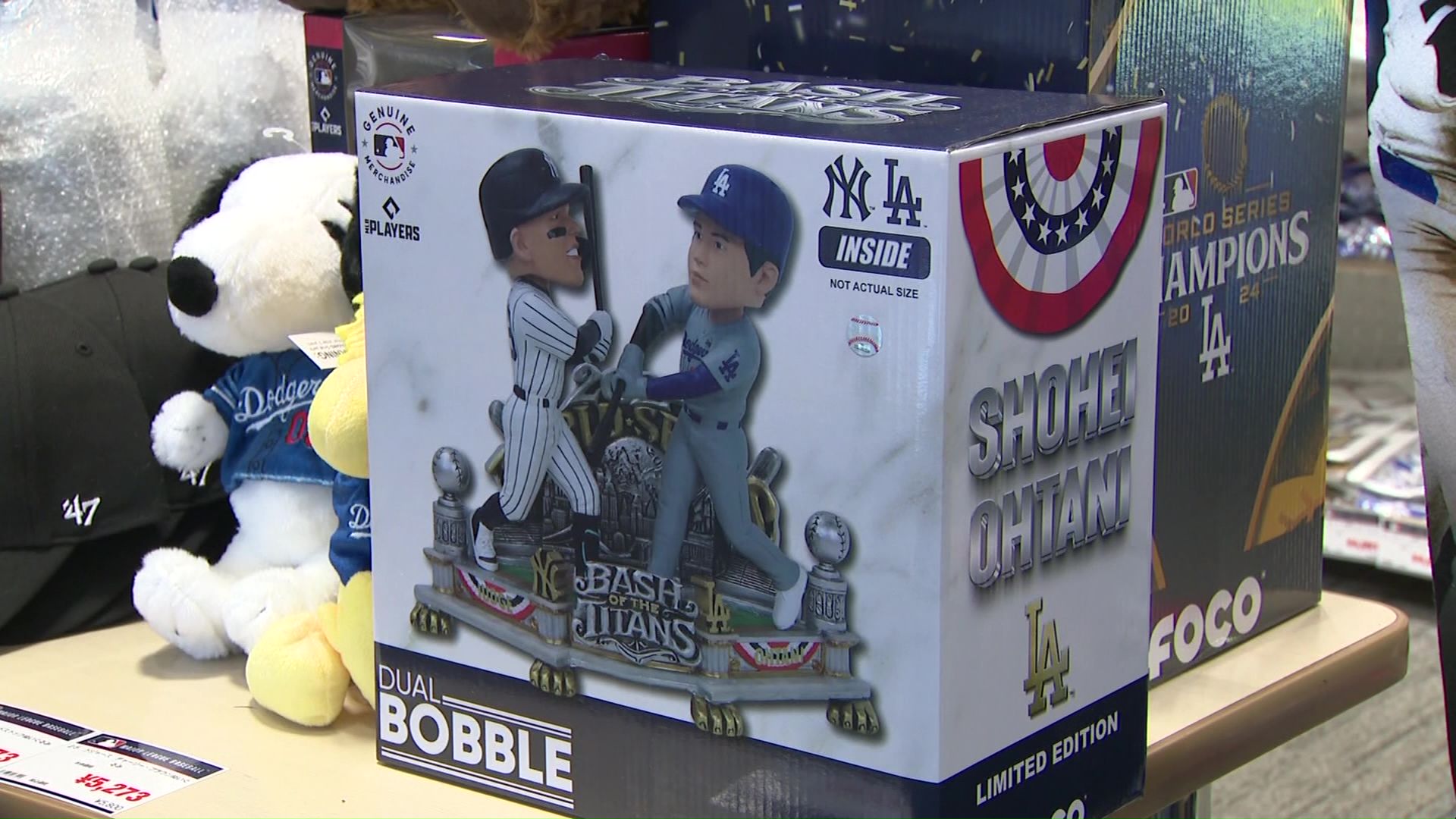 大谷翔平選手の「ボブルヘッド人形」なども並ぶ