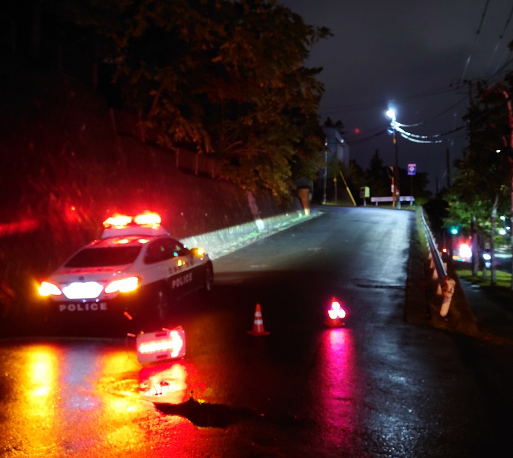 クマが出没した現場 警察による警戒が続いている(9日午後10時15分)