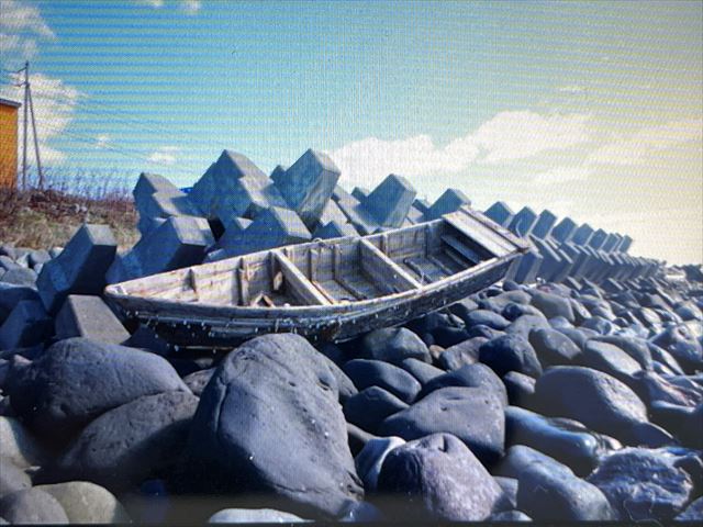 利尻島に漂着した木造船(提供:稚内海上保安部)