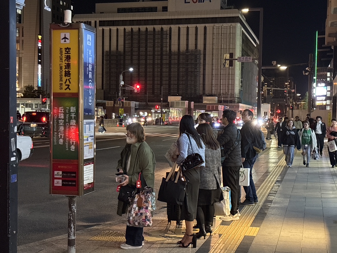 空港行のバスを待つ観光客ら タクシーに乗り換えた人も