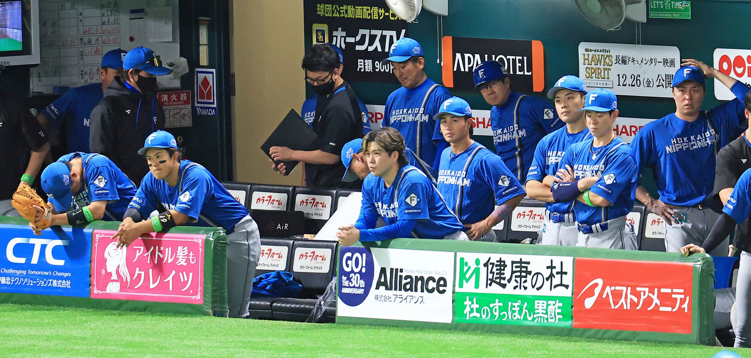 サヨナラ負けし、うなだれるファイターズベンチ(提供 北海道新聞社)