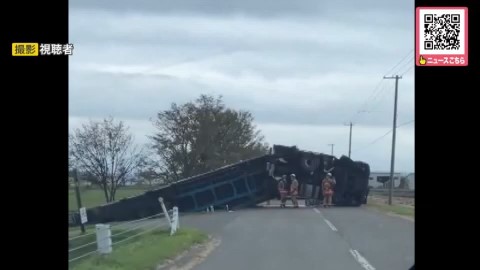 横転したトレーラー(撮影:視聴者)