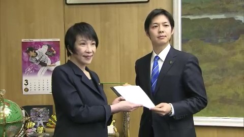 夕張市長時代に当時の高市総務相に再生計画の見直しを求める報告書を手渡す鈴木知事（2016年3月）